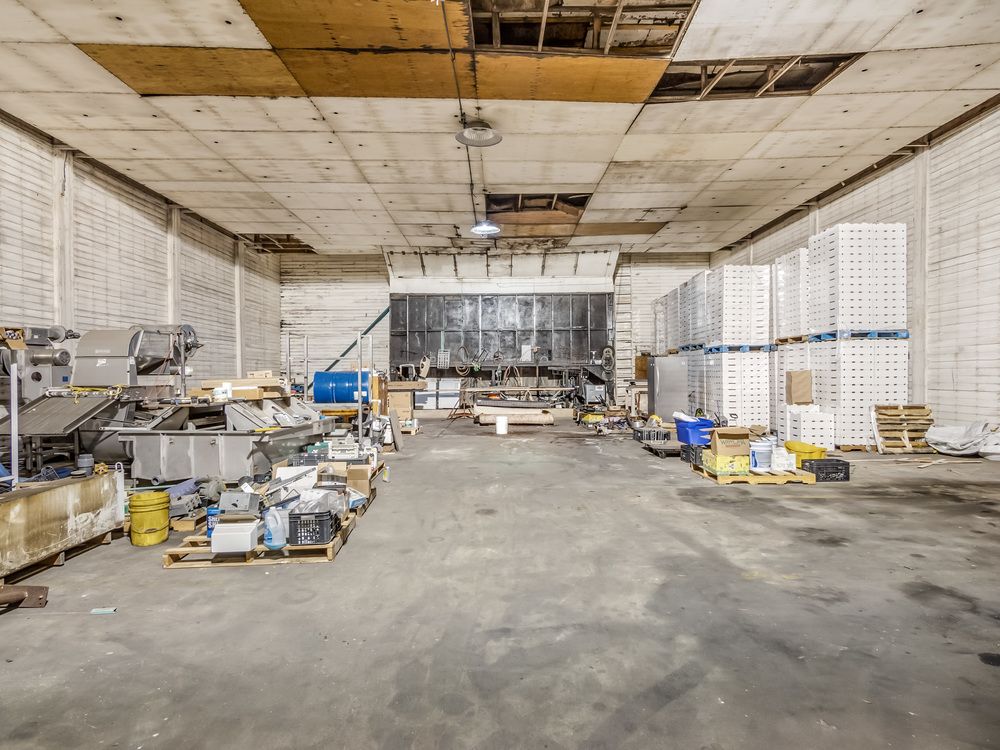 ±86,000 SF High Exposure Industrial Building on 2.42 Acres : 661 L St, Sanger, CA 93657